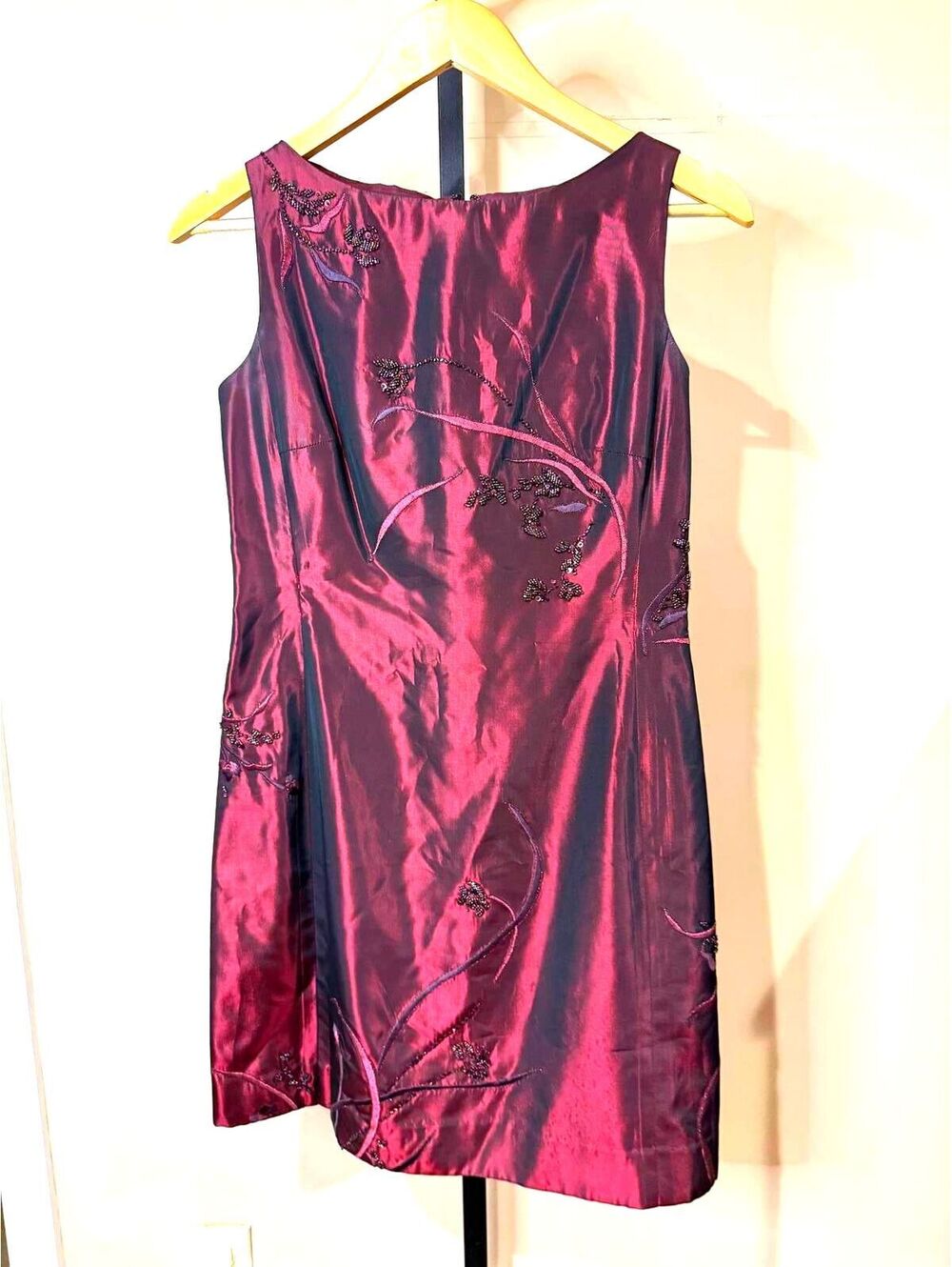 Kay Unger 6 Elegant Women's Burgundy Cocktail Dress with Beaded Embellishments